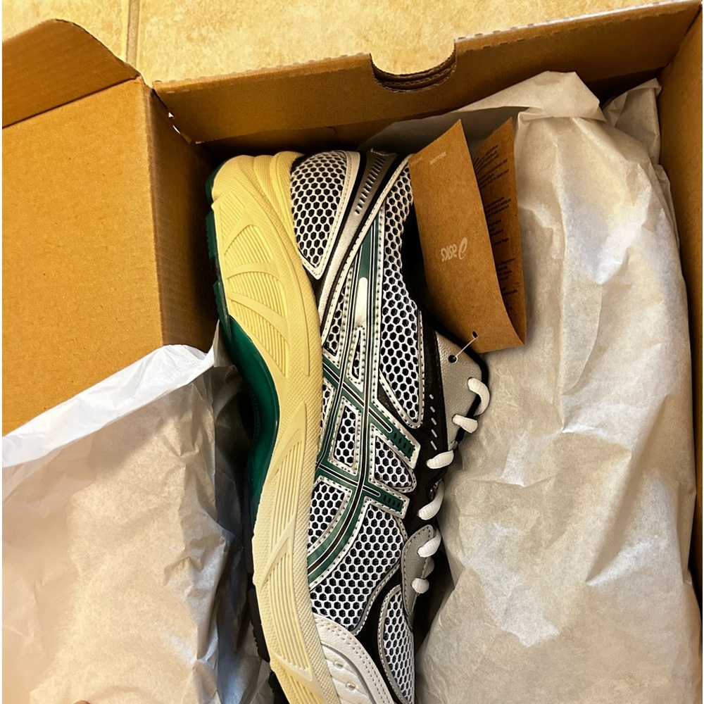 ASICS running shoes - Picture 2 of 4